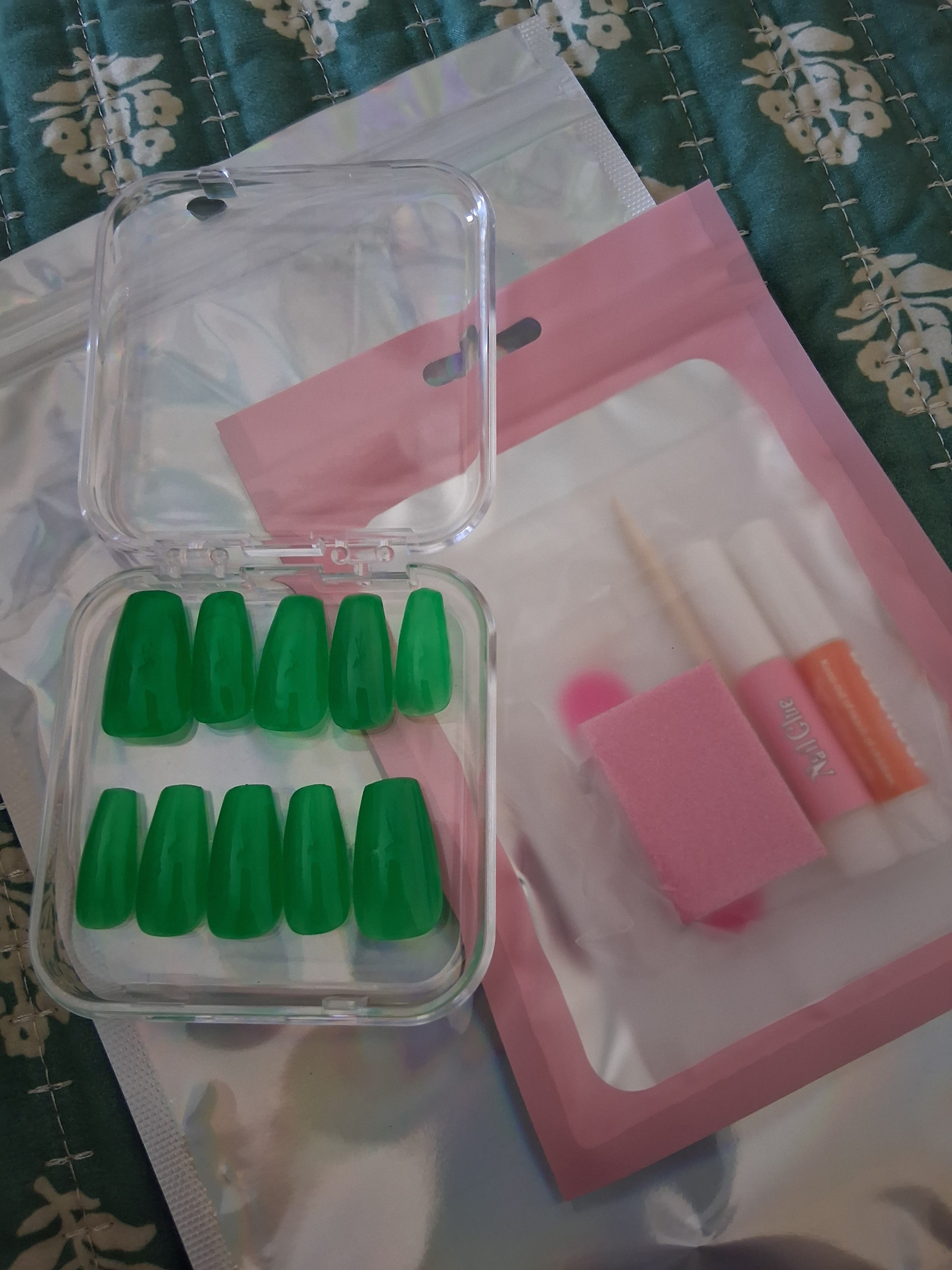 Press on nails